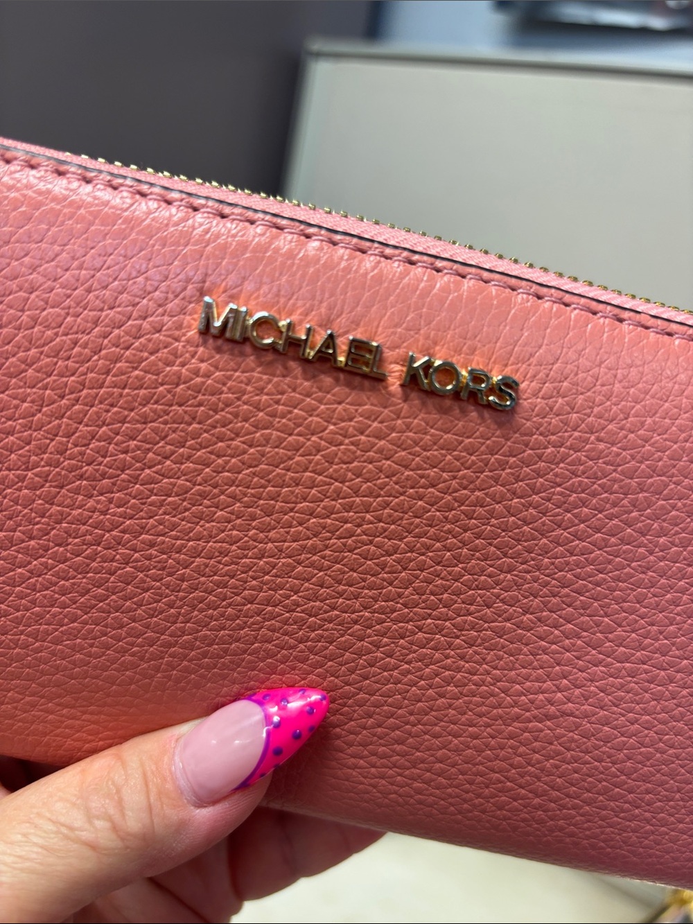 Michael Kors Coral Zip-Around Wristlet Wallet NWOT - Picture 2 of 11